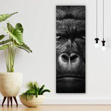Lade das Bild in den Galerie-Viewer, Poster Nahaufnahme Gorilla auf schwarzem Hintergrund Panorama Hoch
