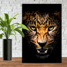 Lade das Bild in den Galerie-Viewer, Spannrahmenbild Portrait Leopard auf schwarzem Hintergrund Hochformat

