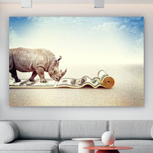 Lade das Bild in den Galerie-Viewer, Aluminiumbild gebürstet Nashorn mit Geldschein Teppich Querformat
