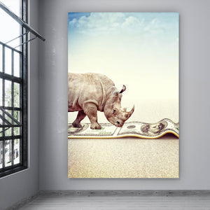 Aluminiumbild gebürstet Nashorn mit Geldschein Teppich Hochformat