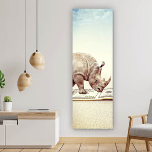 Poster Nashorn mit Geldschein Teppich Panorama Hoch