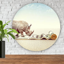 Lade das Bild in den Galerie-Viewer, Aluminiumbild Nashorn mit Geldschein Teppich Kreis
