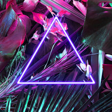 Lade das Bild in den Galerie-Viewer, Aluminiumbild Neon Dreieck im Dschungel Quadrat
