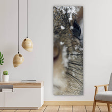 Lade das Bild in den Galerie-Viewer, Poster Neugieriges Eichhörnchen im Schnee Panorama Hoch
