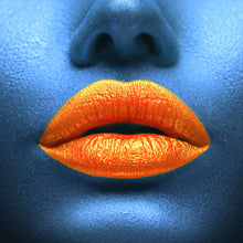 Lade das Bild in den Galerie-Viewer, Aluminiumbild gebürstet Orangene Lippen No.3 Quadrat

