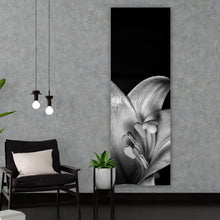 Lade das Bild in den Galerie-Viewer, Aluminiumbild Osterlilie Schwarz Weiß Panorama Hoch
