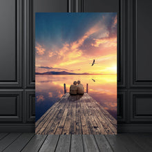 Lade das Bild in den Galerie-Viewer, Poster Paar auf Holzsteg bei Sonnenuntergang Hochformat
