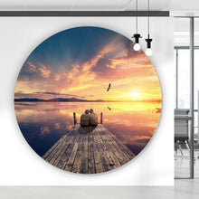 Lade das Bild in den Galerie-Viewer, Aluminiumbild Paar auf Holzsteg bei Sonnenuntergang Kreis
