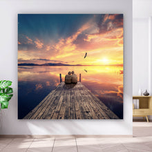 Lade das Bild in den Galerie-Viewer, Spannrahmenbild Paar auf Holzsteg bei Sonnenuntergang Quadrat
