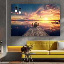 Lade das Bild in den Galerie-Viewer, Aluminiumbild Paar auf Holzsteg bei Sonnenuntergang Querformat
