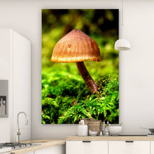 Lade das Bild in den Galerie-Viewer, Spannrahmenbild Pilz im Grünen Hochformat
