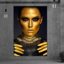 Lade das Bild in den Galerie-Viewer, Aluminiumbild gebürstet Portrait einer Frau Schwarz Gold Hochformat
