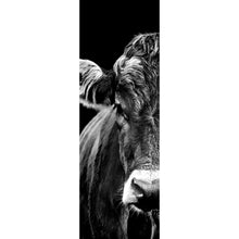 Lade das Bild in den Galerie-Viewer, Poster Portrait einer Kuh Schwarz Weiß Panorama Hoch

