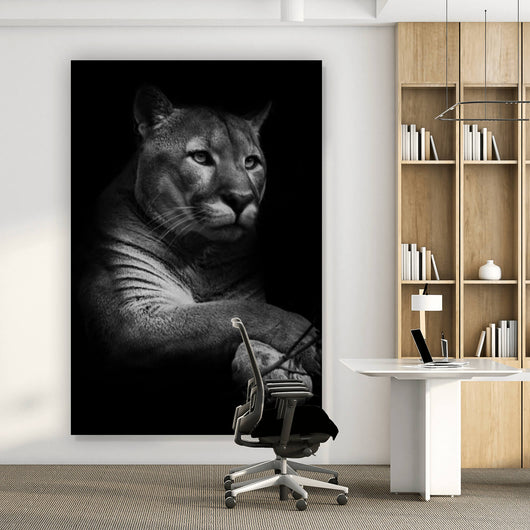 Leinwandbild Puma auf Schwarz Hochformat