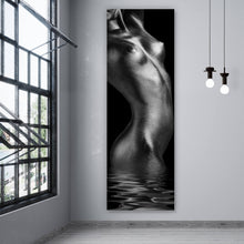 Lade das Bild in den Galerie-Viewer, Aluminiumbild Reizvolle Frau mit glänzender Haut Panorama Hoch
