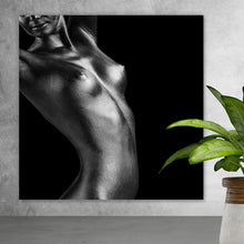 Lade das Bild in den Galerie-Viewer, Aluminiumbild gebürstet Reizvolle Frau mit glänzender Haut Quadrat
