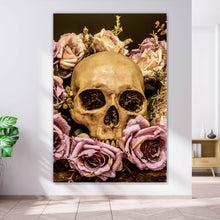 Lade das Bild in den Galerie-Viewer, Spannrahmenbild Schädel auf Rosen Hochformat
