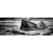 Lade das Bild in den Galerie-Viewer, Aluminiumbild gebürstet Schiffswrack Schwarz Weiß Panorama
