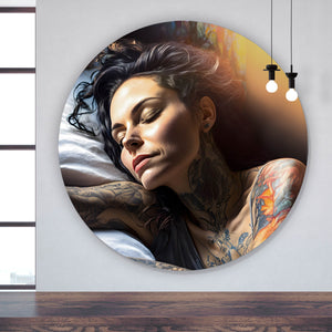 Aluminiumbild Schlafende Tattoo Frau Kreis