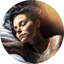 Lade das Bild in den Galerie-Viewer, Aluminiumbild Schlafende Tattoo Frau Kreis

