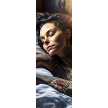 Lade das Bild in den Galerie-Viewer, Aluminiumbild gebürstet Schlafende Tattoo Frau Panorama Hoch
