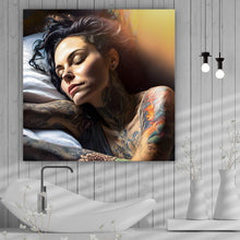 Lade das Bild in den Galerie-Viewer, Aluminiumbild gebürstet Schlafende Tattoo Frau Quadrat
