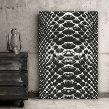 Lade das Bild in den Galerie-Viewer, Aluminiumbild gebürstet Schlangenhaut Muster Schwarz Weiß Hochformat
