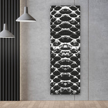 Lade das Bild in den Galerie-Viewer, Leinwandbild Schlangenhaut Muster Schwarz Weiß Panorama Hoch
