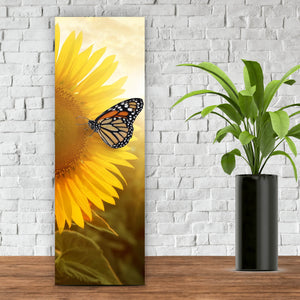 Poster Schmetterlinge im Sonnenblumenfeld Panorama Hoch