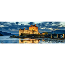 Lade das Bild in den Galerie-Viewer, Spannrahmenbild Schottisches Schloss bei Nacht Panorama
