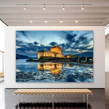 Lade das Bild in den Galerie-Viewer, Poster Schottisches Schloss bei Nacht Querformat
