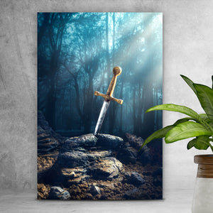 Leinwandbild Schwert Excalibur mit Lichtstrahlen Hochformat