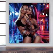Lade das Bild in den Galerie-Viewer, Aluminiumbild gebürstet Sexy City Girls Quadrat
