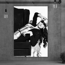 Lade das Bild in den Galerie-Viewer, Aluminiumbild gebürstet Sexy Frau auf Sessel Hochformat
