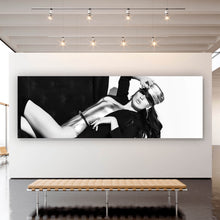 Lade das Bild in den Galerie-Viewer, Poster Sexy Frau auf Sessel Panorama
