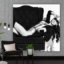 Lade das Bild in den Galerie-Viewer, Aluminiumbild gebürstet Sexy Frau auf Sessel Quadrat
