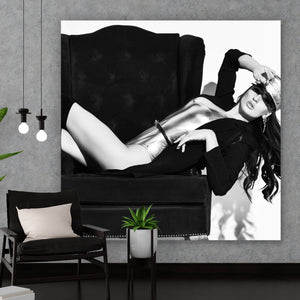 Acrylglasbild Sexy Frau auf Sessel Quadrat