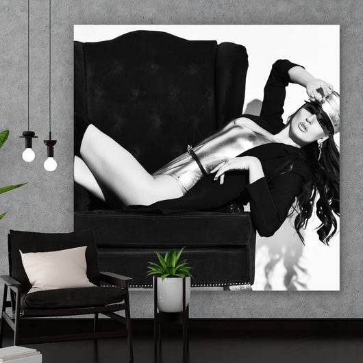 Acrylglasbild Sexy Frau auf Sessel Quadrat