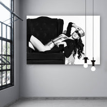 Lade das Bild in den Galerie-Viewer, Aluminiumbild Sexy Frau auf Sessel Querformat
