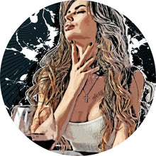 Lade das Bild in den Galerie-Viewer, Aluminiumbild gebürstet Sexy Frau im Cartoon Style Kreis
