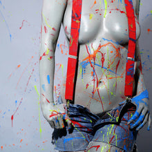 Lade das Bild in den Galerie-Viewer, Aluminiumbild Sexy Malerin mit Farbspritzern Quadrat
