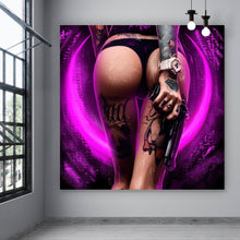 Lade das Bild in den Galerie-Viewer, Aluminiumbild gebürstet Sexy Pink Gun Girl Quadrat

