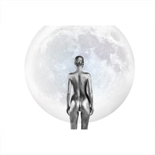 Lade das Bild in den Galerie-Viewer, Aluminiumbild Silberne Frau vor Vollmond Querformat

