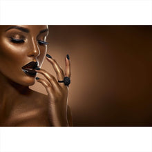 Lade das Bild in den Galerie-Viewer, Aluminiumbild Sinnliche Frau mit schwarzen Lippen Querformat
