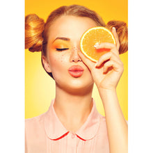 Lade das Bild in den Galerie-Viewer, Aluminiumbild gebürstet Sommermädchen mit einer Orange Hochformat
