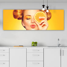 Lade das Bild in den Galerie-Viewer, Aluminiumbild Sommermädchen mit einer Orange Panorama
