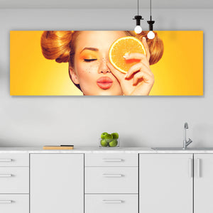 Aluminiumbild Sommermädchen mit einer Orange Panorama