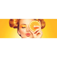 Lade das Bild in den Galerie-Viewer, Poster Sommermädchen mit einer Orange Panorama

