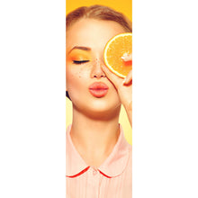 Lade das Bild in den Galerie-Viewer, Aluminiumbild gebürstet Sommermädchen mit einer Orange Panorama Hoch
