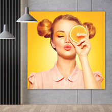 Lade das Bild in den Galerie-Viewer, Aluminiumbild gebürstet Sommermädchen mit einer Orange Quadrat
